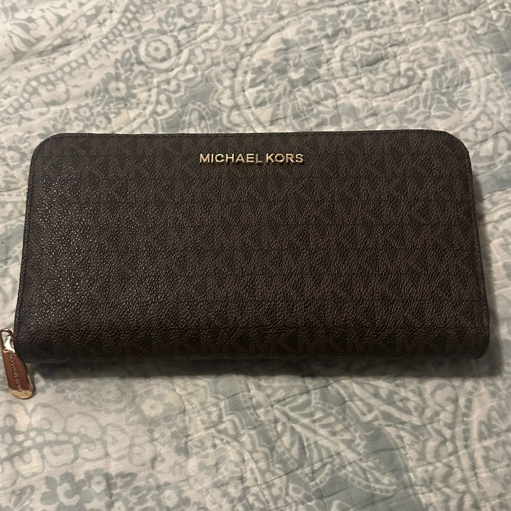 Michael Kors Jet Set Travel Continental Wallet in Signature Brown. LIKE NEW